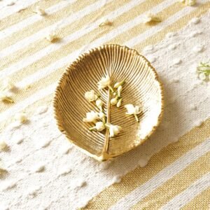 91AtTNeJQbL._SL1500_.jpg Metal Small Leaf Shape 8 inches Tray for Home Decor Gifting Item | Diwali, Festival, Pooja Decorative for Living Room Dining Office Center Table | Golden, Small Size (Only Tray Included)